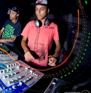 dj , produtor , remixer, organizador de festas