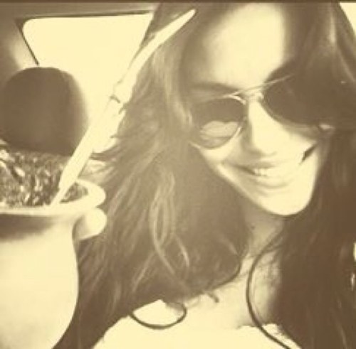 “@melfronckowiak a distancia pode atrapalhar um jesto mais nao um amor que passa por cima de tudo por vc!!”