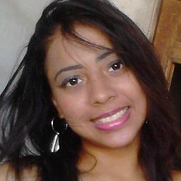 Existe aqui uma mulher, uma bruxa, uma princesa, uma diva... Que beleza!! Escolha o que quiser!!