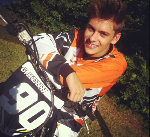 Piloto Profissional de Motocross, 
http://t.co/0hjpHvxOKx
Curta minha  fã pag no Facebook http://t.co/Y8UiCGVika