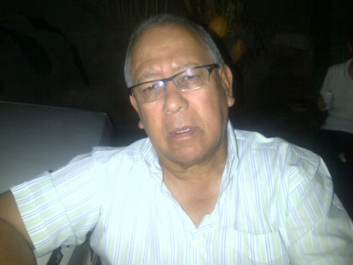 Psicologo, prof universitario, casado, columnista,politico, dirigente deportivo y caraquista