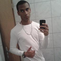 Quer me conhecer? Click em Follow ;) || Se me seguir mande um: @viniciussj01 seguindo!  || =D