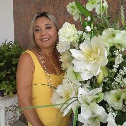 Uma pessoa alegre, de bem com a vida com o intuito de fazer amizades.
