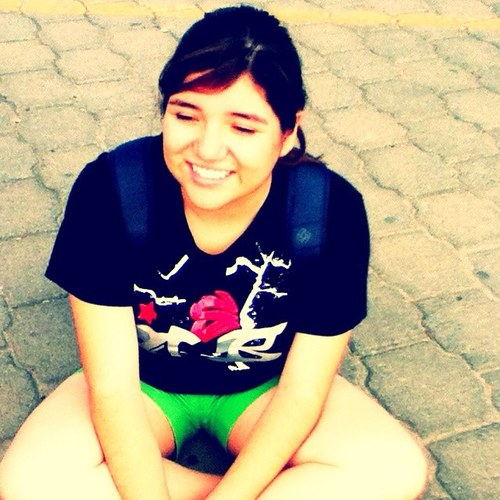 soy super vanidosa muy alegre . me gusta hacer sonreir ala gente y me facina escuchar todo tipo de musica menos JB y 1D http://t.co/qwIfE6yieD