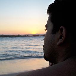 Abogado UCVista!!! y pseudo músico, magallanero, playero, de conciencia social y que practica y predica eso que llaman calidad humana... Llévatelo!!!