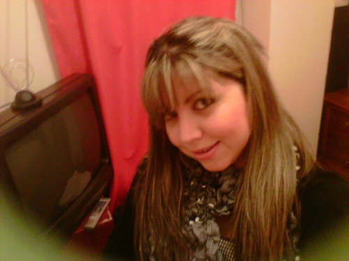 Amigable, sincera, honesta, de mal caracter jeje, enamorada de. Mi amado esposito, y mi bella familia!! :)
