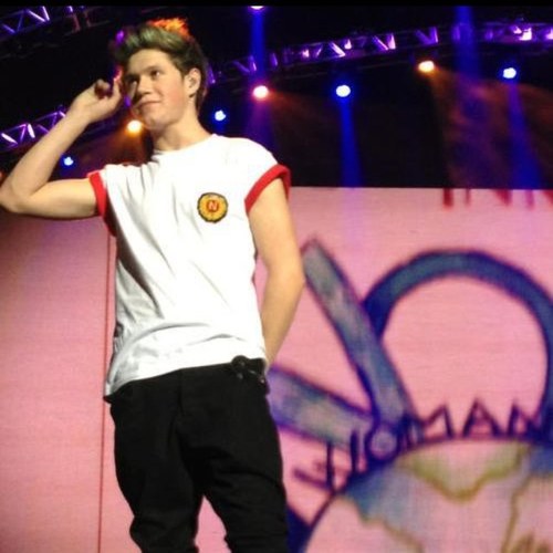 i follow back and i love one direction(: also a fan of katy perry, cher lloyd, ed sheeran, and demi lovato. I unfollow if you do