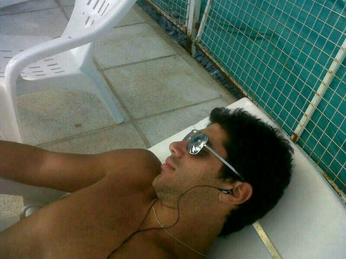 Por mas lindo y rico hay algo q nunca vas a poder tener por esas cualidades ..el Amor. Ese algo tan magico q sucede entre dos !