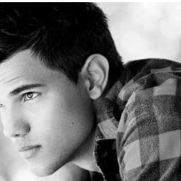 Ola  meu nome e taylor daniel  lautne tenho 21 anos  como  todos  cha sabem  fiz saga crepusculo,o pregonagem  foi jacob black e cha fiz varios outos filmes