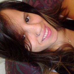 Cantora, compositora e pisciana. Minha vida é música, meus dias são cantar.