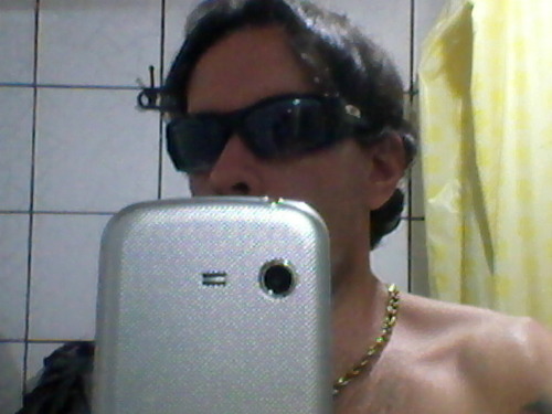 Sou uma pessoa sincera, alegre, companheiro, gosto de tudo o que é bom na vida...