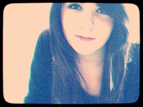 J'adore le style emo *_* j'ai 14 ans :3 j'habite dans le nord est de la france ! 
Follow me je follow back ! ❤❤