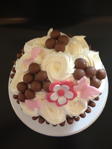 We are a small family run operation located in Essex.  We make special cupcakes, corporate cupcakes and celebration cakes.

http://t.co/agaacmd9hU
