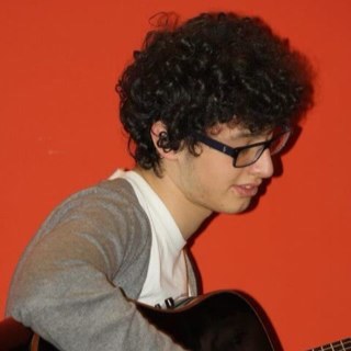 Suonatore di una chitarra a quattro corde, e qualche volta anche a cinque.