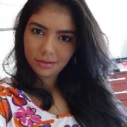 aquela que se contenta com um simples abraço ou um singelo sorriso, que chora e não está nem ai pro que os outros pensam.....