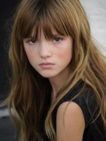 I am the daughter of #RonWeasley and #HermioneGranger I lost them and am looking for them while wandering muggle london.  {HPRP 18+}