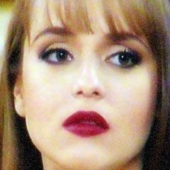 Sou linda,rica e adoro me divertir com minha coleção de amantes.Detesto os Bracho e minha irmã gêmea.