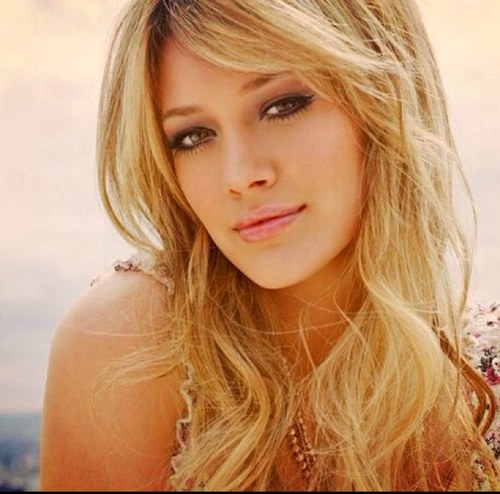 MelodyPatria's profile picture. A young girl of 20, she'd always known what she wanted in life. Daughter of @TranquilHybrid and @AEnjolras. A singer like her mother.