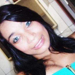 Menina meiga ,timida, sonhadora e que corre atras do seu sonho por mais impossivel que eles forem, E que adora novas amizades ♥♥♥