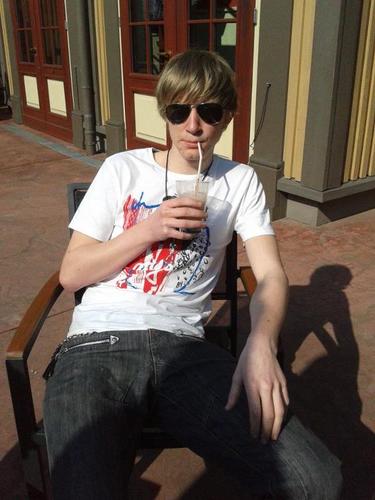 YvesLanglitz's profile picture. Bin nett , mach gerne Sport , Spiele Guitar. Joa und wenn du mehr wissen willst frag einfach ;P