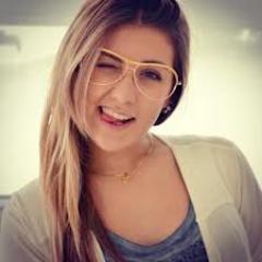 Eu que vivo com α cαbeçα nα luα, com músicα no ouvido e corαção nα bocα :)
eu sou meninα e mulher, eu sei muito bem o que quero .