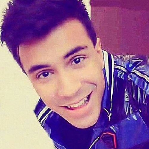 De repente ouvi teu nome. E quase que imediatamente te procurei a minha volta. Não te encontrei, mas me dei conta de que eu estava sorrindo. @pelurestart te amo