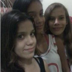 Amo animais, amo muito as minhas amigas, amo a minha família, sou tímida, sou chata, sou educada, sou louca e amo o ator Arthur Aguiar ele é lindo♥ XD