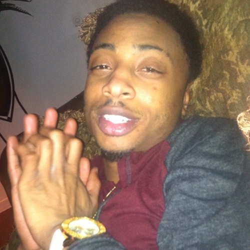 MAKIN MY DREAMS INTO REALITY & BAD BITCHES SMILE AT ME .