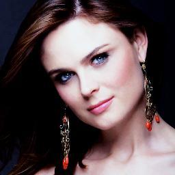 Investigator with the LA State Police. Witch with psychometry skills. Enjoying the loving of a good man @CelticClawsBD Official RP acct of the Dark Moon Series.