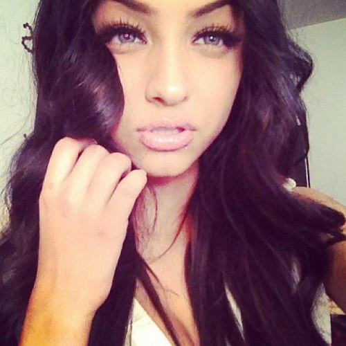 _GirlSmokeT2O's profile picture. Flew in ✈ from london | pretty & thick| 19|Smoking that Loud w/ my Cute Twubz SwoopDajourX| Follow me❤ I don't bite...Unless I have too :) Sincerely-LondonGal..