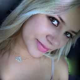 Menina cheia de sonhos, alegre, sorridente e apaixonada!!