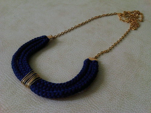 Amamos crear con tela por eso nace #TRIANGULA2 son Collares en tela con un Diseño joven y vaguardista, creemos en hacer Arte con objetos cotidianos