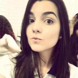 Taurina, estudante, adora estar com os amigos, viciada em chocolate branco..