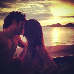 - a vida mim ensinou que um coração partido não é motivo para desistir . ∿  ❥ 
     - Segui ai :3 gostou das frases? marca como favorito =)) ' Beijos :*