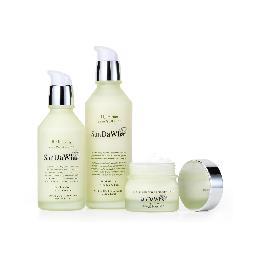 Cosmetics that resembles nature
100% 자연에 가까운 천연화장품을 만드는 스킨큐어 입니다.