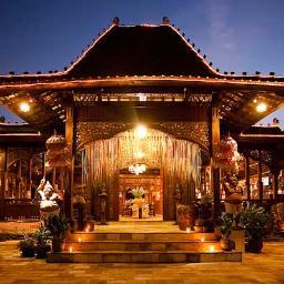 Ketupat serves gourmet but traditional Indonesian cuisine. Sip a cocktail by the pool, or hide in a romantic booth. With over sixty dishes to choose from!