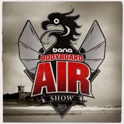 Uma competição de Bodyboard realizada em Carcavelos, Portugal, onde as manobras aéreas são as única manobras a ser avaliadas.