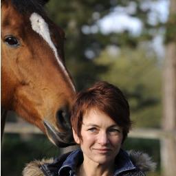 Journaliste équestre, auteur de livres sur le chevaux. Cavalière de CSO, je milite pour le bien être des chevaux et recherche la communication avec les chevaux.