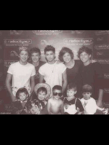 Ini fanbase khusus buat directioners, di sini kita bisa nge games apa aja pokoknya ttg one direction, ayoo main bareng \(´▽`)/