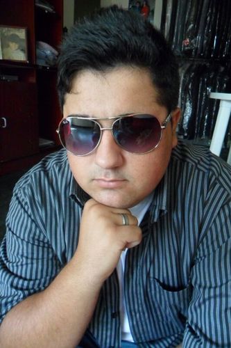 Vocalista da banda holocausto. Um kra legal extrovertido e q gosta mt de musica.