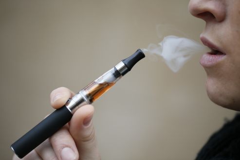 La e-cig chicha électronique est disponible à 50e ! Le coffret comprenant 2 e-cigarette électronique un chargeur et 1 sirops  au choix offerts , remise en main