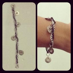 kreasi aksesori dan craft dengan bahan utama kancing.
Pertanyaan lebih lanjut: k_funatic@hotmail.com