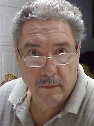 UM SONHADOR APAIXONADO
QUE INSISTE EM ACREDITAR
NO AMOR NO BEM E NAS PESSOAS