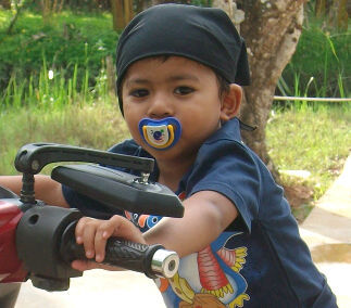 Hidup tak semulus paha ceribel,rezki tak lari kemane,hidup perlu kesabaran.