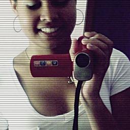 Pare de ler minha bio, e me segue logo u.u
