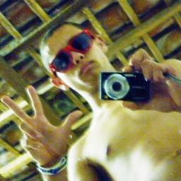 Sigo e Ressigo! Twitto e Retwittor, Vamos Aêw..

@NinhooCds
