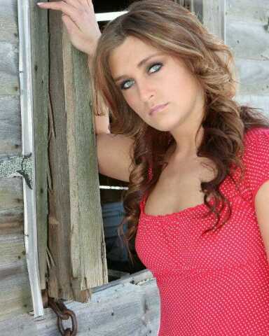 im a fun, outgoing, energetic blonde hair blue eyed girl pursuing my dream:)