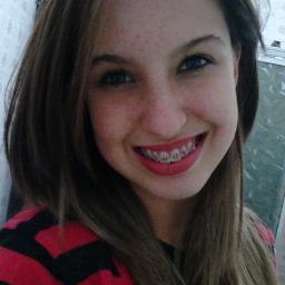 Sou gaúcha , católica , feliz , bipolar , chatinha , ciumenta , simpática, risonha mas além de tudo isso muito feliz