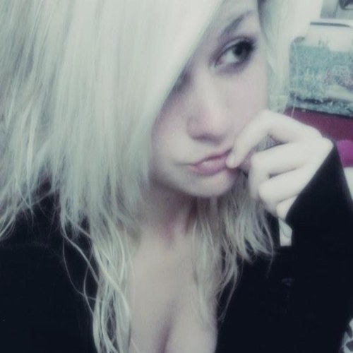 The namee is Savannah. I am in love with a variety of music && I am very into the indy scene .