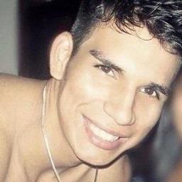 O que eu preciso? Amigos, música , Talvez alguns amores , algumas desilusões e muitos , muitos risos!